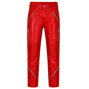 Pode incluir: Cal&ccedil;as vermelho-brilhante com acabamento liso, fecho de bot&atilde;o na cintura e v&aacute;rios fechos met&aacute;licos prateados na parte frontal. O design inclui detalhes canelados acima dos joelhos e fechos diagonais adicionais perto dos tornozelos.