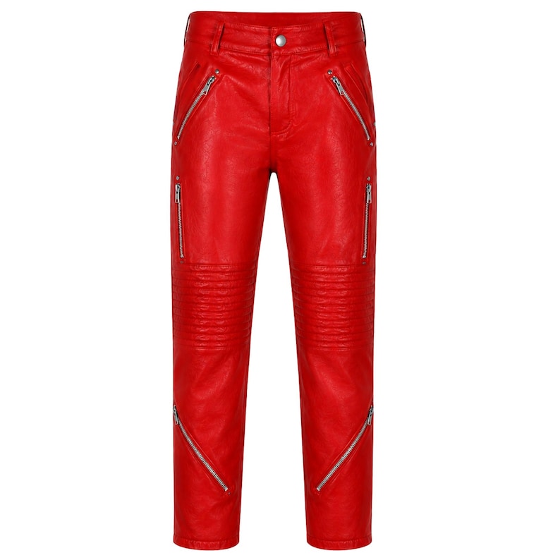 Pode incluir: Cal&ccedil;as vermelho-brilhante com acabamento liso, fecho de bot&atilde;o na cintura e v&aacute;rios fechos met&aacute;licos prateados na parte frontal. O design inclui detalhes canelados acima dos joelhos e fechos diagonais adicionais perto dos tornozelos.