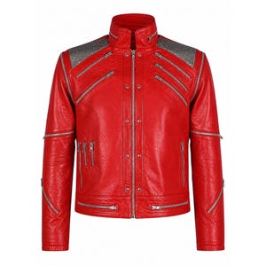Pode incluir: Um casaco vermelho brilhante com gola alta, fechos de metal prateado e detalhes de tachas met&aacute;licas nos ombros. A parte frontal inclui v&aacute;rios bolsos com fecho diagonais e verticais, um fecho central e bot&otilde;es de press&atilde;o prateados.
