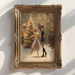 Op de afbeelding: Een ingelijst schilderij met een balletscène met een kerstboom. Het kunstwerk toont een dansend stel in een besneeuwde omgeving, met een gouden, sierlijke lijst. Het schilderij heeft een warm kleurenpalet.