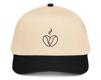 Boné minimalista com bordado de coração de café