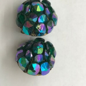 Orecchini a grappolo vintage Vogue - strati di perle rettangolari di vetro verde iridescente della Germania occidentale