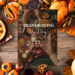 Può includere: Invito a una festa per la cena del Ringraziamento su un tavolo di legno rustico, circondato da cibo e decorazioni a tema autunnale. Il testo dell'invito recita: "You Are Invited To THANKSGIVING Dinner Party NOVEMBER 27 2025". Il tavolo comprende tacchino arrosto, torta e vari contorni.