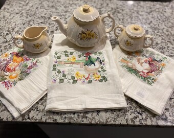 Juego de gallinas de granja sobre una toalla con manchas de té