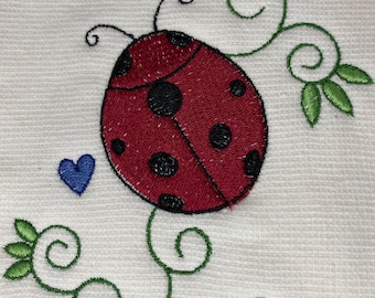 Mariquita en espiral sobre un paño de cocina blanco grande (48 x 73 cm)