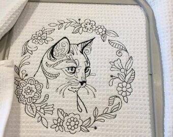 Gato negro pensativo en una corona de flores, obra negra sobre toalla extragrande de tejido gofrado (48 x 73 cm)