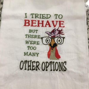 Puede incluir: Paño de cocina blanco con texto bordado y un dibujo de un pollo con gafas. El texto dice "I TRIED TO BEHAVE BUT THERE WERE TOO MANY OTHER OPTIONS" en hilo verde, rojo y negro.