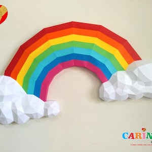 Puede incluir: Decoración de arcoíris colorida con segmentos rojos, naranjas, amarillos, verdes, azules y rosas. Dos nubes geométricas blancas flanquean el arcoíris. Un corazón rojo con un lazo dorado está en la esquina superior izquierda. La palabra "CARINHO" está abajo.