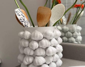Garlic cloves vase