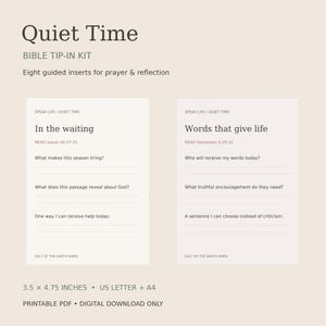 Pode incluir: Um kit de tip-in bíblico Quiet Time com oito encartes guiados de oração e reflexão. Dois cartões retangulares exibem texto escuro em um fundo claro, incluindo prompts como In the waiting e Words that give life.