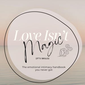Peut inclure: Conception de couverture de livre avec le texte "Love Isn't Magic" dans une police élégante, avec le sous-titre "(IT'S SKILLS)". La couverture comprend également le texte "The emotional intimacy handbook you never got" et le nom de l'auteur.
