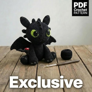 Puede incluir: Un dragón negro tejido a ganchillo con ojos verdes y alas está sentado sobre una superficie de madera. Una bola de hilo negro y un ganchillo están junto al dragón. La palabra "Exclusive" está en la parte inferior de la imagen, y "PDF Crochet Pattern" en la parte superior derecha.