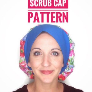 Könnte beinhalten: Eine blaue OP-Mütze mit einem Blumenmuster. Die Mütze wird von einer Person mit braunen Haaren und blauen Augen getragen. Der Text "SCRUB CAP PATTERN" ist in rosa Buchstaben auf weißem Hintergrund geschrieben.