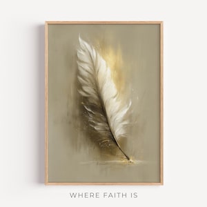 Könnte beinhalten: Gerahmter Kunstdruck mit einer detaillierten, weißen Feder vor einem gedämpften, goldbraunen Hintergrund. Die Feder ist der Mittelpunkt, mit weichen Pinselstrichen und subtilen Highlights. Der Text "WHERE FAITH IS" ist unten im Rahmen aufgedruckt.