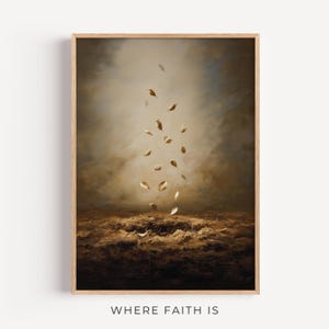 Op de afbeelding: Een ingelijste kunstdruk met een sepia-getinte abstracte afbeelding van vallende gouden bladeren. Het kunstwerk heeft een textuur en staat tegen een donkere, bewolkte achtergrond. De zin "WHERE FAITH IS" staat onderaan afgedrukt.