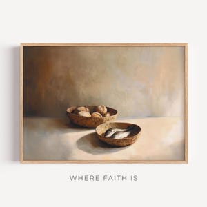 Op de afbeelding: Een ingelijste prent met een stilleven met twee geweven manden. Eén mand bevat verschillende ronde broden, de andere twee vissen. De achtergrond is een zachte mix van beige en bruine tinten. De tekst "WHERE FAITH IS" staat onderaan.
