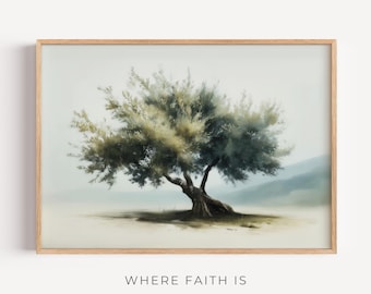 Puede incluir: Una impresión enmarcada de un gran olivo con un tronco extenso y un exuberante follaje verde. La obra de arte tiene un estilo suave y pictórico con una paleta de colores apagados. El texto "WHERE FAITH IS" está impreso en la parte inferior del marco.
