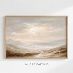 Può includere: Dipinto di paesaggio incorniciato con una serena scena di montagna. L'opera presenta tonalità tenui di beige, marrone e grigio, con una luce intensa che filtra attraverso le nuvole. Il testo "WHERE FAITH IS" è in basso.