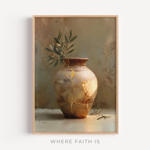 Op de afbeelding: Een ingelijste print met een beige vaas met goud gevulde scheuren, met olijftakken. Het kunstwerk heeft een warm, neutraal kleurenpalet en staat tegen een textuurachtergrond. De tekst "WHERE FAITH IS" staat onderaan.