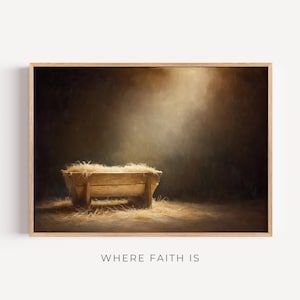 Può includere: Stampa incorniciata con una mangiatoia di legno piena di paglia, su uno sfondo scuro e delicatamente illuminato. Il testo "WHERE FAITH IS" è visualizzato in basso. L'opera d'arte evoca un senso di pace e riverenza.