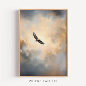 Könnte beinhalten: Gerahmter Druck mit einem fliegenden Weißkopfseeadler vor einem Hintergrund dramatischer, goldfarbener Wolken. Das Kunstwerk ist in einem hellen Holzrahmen gehalten, mit dem Text "WHERE FAITH IS" unten.