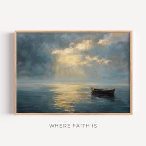 Pode incluir: Uma impressão de arte emoldurada retratando uma serena paisagem marinha. A obra apresenta um pequeno barco em águas calmas sob um céu dramático com a luz do sol rompendo as nuvens. O texto "WHERE FAITH IS" está na parte inferior.