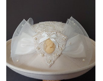 1980s/90s cream felt wedding hat with upturned brim, cameo and bow accents - Sonni San Fransisco - M/L US size 6 5/8 - vintage bride