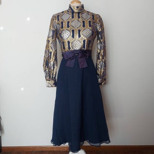 1960s Cocktailkleid in Marine und Metallic mit Satinschleife - Größe 6 M - Mockneck langarm - Abendparty aus gold silbernem Lurexchiffon