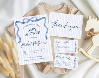 Könnte beinhalten: Ein Babyparty-Einladungsset mit blauem Schleifendesign. Die Einladung, die Dankeskarte und die Einsätze befinden sich auf einem weißen Hintergrund mit blauen Streifen. Ein beiger Strampler und ein hölzernes Schaukelpferd sind ebenfalls im Bild.