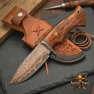 Couteau de chasse en cuivre damas fait main – Style Bobcat, manche en palissandre, motif échelle, cadeau personnalisé