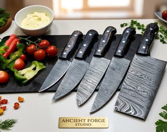 Conjunto de Facas de Chef Artesanais em Aço Damasco – 5 Peças, Padrão Torcido, Estojo de Couro, Presente Ideal para Ele