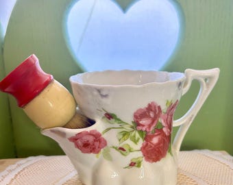 Taza de afeitar de porcelana vintage con cepillo.