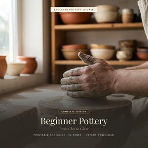 Könnte beinhalten: Ein digitaler Leitfaden mit dem Titel Beginner Pottery Course: From Clay to Glaze, Complete Edition. Das Cover zeigt Hände, die feuchten Ton auf einer Töpferscheibe formen, mit Regalen voller Keramikschalen im unscharfen Hintergrund.