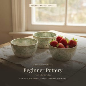 Puede incluir: Tres cuencos de cerámica con un esmalte moteado en verde claro y blanco. Un cuenco está lleno de fresas rojas frescas. El texto dice: BEGINNER POTTERY COURSE, ESSENTIALS EDITION, Beginner Pottery, From Clay to Glaze, PRINTABLE PDF GUIDE 35 PAGES INSTANT DOWNLOAD.