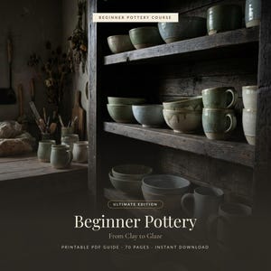 Puede incluir: Un documento digital titulado Beginner Pottery From Clay to Glaze, que muestra un estante de madera oscura lleno de varios cuencos y tazas de cerámica en tonos verdes y crema, con el texto Beginner Pottery Course y Ultimate Edition visible.
