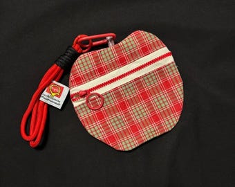 Monedero de manzana hecho a mano con un diseño encantador.