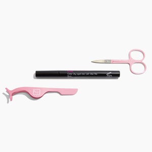 Könnte beinhalten: Ein Beauty-Set mit einem schwarzen flüssigen Eyeliner-Stift, einer rosa Wimpernzange und einer kleinen rosa Schere. Der Eyeliner-Stift trägt den Text "Circle City Liquid Liner Lash Glue Pen". Die Werkzeuge sind auf weißem Hintergrund angeordnet.