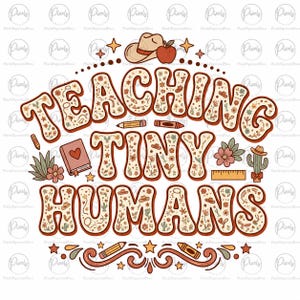 Könnte beinhalten: Ein Grafikdesign mit dem Text "TEACHING TINY HUMANS" in einer Schriftart mit Blumenmuster und braunen Umrandungen. Das Bild enthält einen Cowboyhut, einen Apfel, ein Buch mit einem Herz, einen Bleistift, einen Buntstift, ein Lineal, einen Kaktus und kleine Sterne.