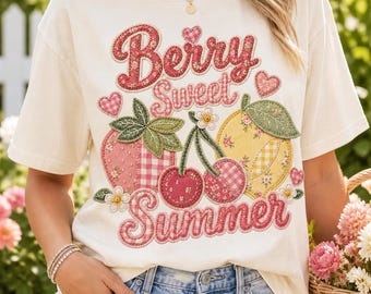 Diseño de camisa PNG de frutas de verano con estampado de patchwork falso y bayas dulces de verano