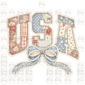 Op de afbeelding: Een patriottisch ontwerp met de letters "USA" in patchwork-stijl. De letters zijn gevuld met bloemen-, stippen- en stermotieven in rood, wit en blauw. Onder de letters bevindt zich een blauwe strik met kanten rand.
