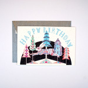 Tarjeta de felicitación: conejo saltando en el bosque
