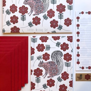 Ensemble d’écriture de lettres - Écureuil et fleurs rouges