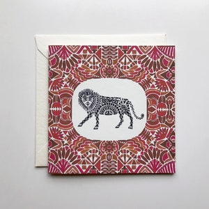 Leone con mini card geometrica rossa