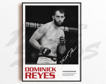 Puede incluir: Póster enmarcado en blanco y negro con el luchador de la UFC Dominick Reyes. El póster incluye el nombre del luchador en letras rojas, su firma y el texto "The Devastator". La imagen muestra a Reyes en el ring, con guantes.