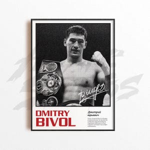Puede incluir: Póster en blanco y negro del boxeador Dmitry Bivol. El nombre del boxeador está en letras rojas. Sostiene un cinturón de campeón, con su firma. El fondo es negro, con texto en ruso.