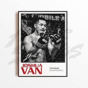 Può includere: Poster incorniciato in bianco e nero con un artista marziale misto in un ring dell'UFC. Il poster include il nome "JOSHUA VAN" in testo rosso, insieme alla frase "THE FEARLESS". Il combattente indossa guanti UFC.