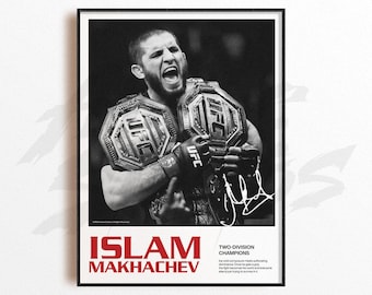 Puede incluir: Póster enmarcado en blanco y negro con Islam Makhachev, luchador de la UFC, sosteniendo dos cinturones de campeonato. El póster incluye el texto "ISLAM MAKHACHEV" en rojo y "TWO-DIVISION CHAMPIONS". Una firma es visible a la derecha.