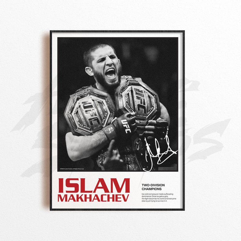 Pu&ograve; includere: Poster incorniciato in bianco e nero con Islam Makhachev, un combattente UFC, che tiene due cinture da campione. Il poster include il testo rosso "ISLAM MAKHACHEV" e "TWO-DIVISION CHAMPIONS". Una firma &egrave; visibile sul lato destro.