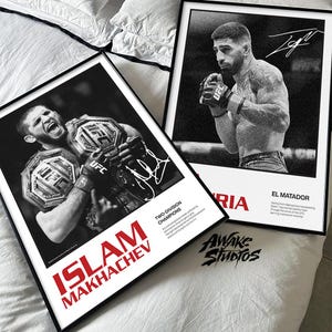 Pu&ograve; includere: Due poster UFC in bianco e nero incorniciati. Uno presenta Islam Makhachev con cinture da campione e la scritta "ISLAM MAKHACHEV". L'altro poster mostra un combattente con la scritta "RIA" e "EL MATADOR". Entrambi i poster hanno firme.