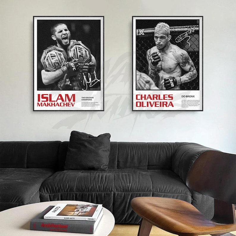Pu&ograve; includere: Due poster in bianco e nero incorniciati con combattenti UFC. Il primo poster mostra Islam Makhachev con cinture da campione, il testo "ISLAM MAKHACHEV" in rosso. Il secondo poster mostra Charles Oliveira, con il testo "CHARLES OLIVEIRA" in rosso.